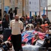 Flyktingar utanför en FN-anläggning i Herat i norra Afghanistan. 
