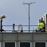 Utrustning för att spåra drönare utplacerat på ett tak vid flygplatsen Gatwick. 