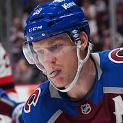 Colorados Nathan MacKinnon jublar efter sitt mål mot New Jersey Devils.