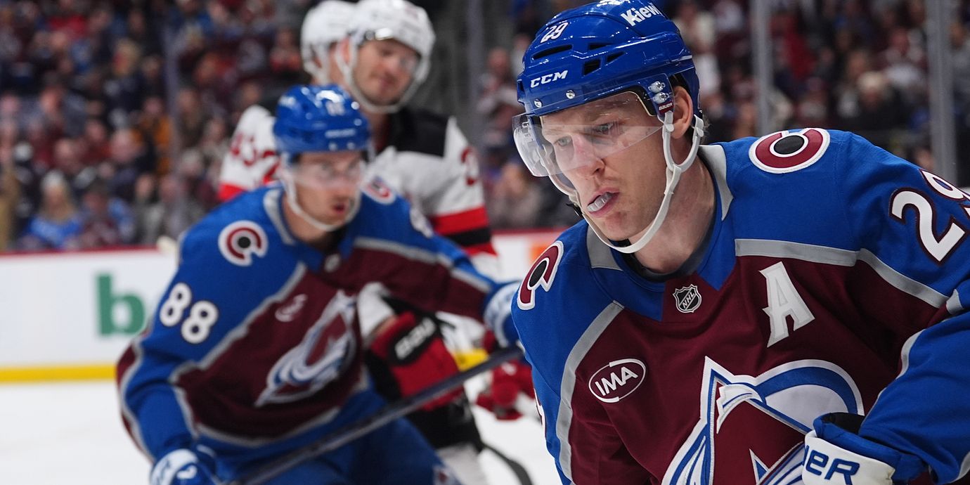 Colorados Nathan MacKinnon jublar efter sitt mål mot New Jersey Devils.