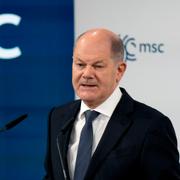 Tysklands förbundskansler Olaf Scholz talar på säkerhetskonferensen i München.