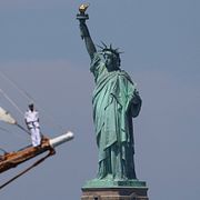 Ett segelfartyg passerar Frihetsgudinnan i New York.