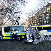 Polisen motar bort motdemonstranter i Sveaparken i Örebro påsken 2022.