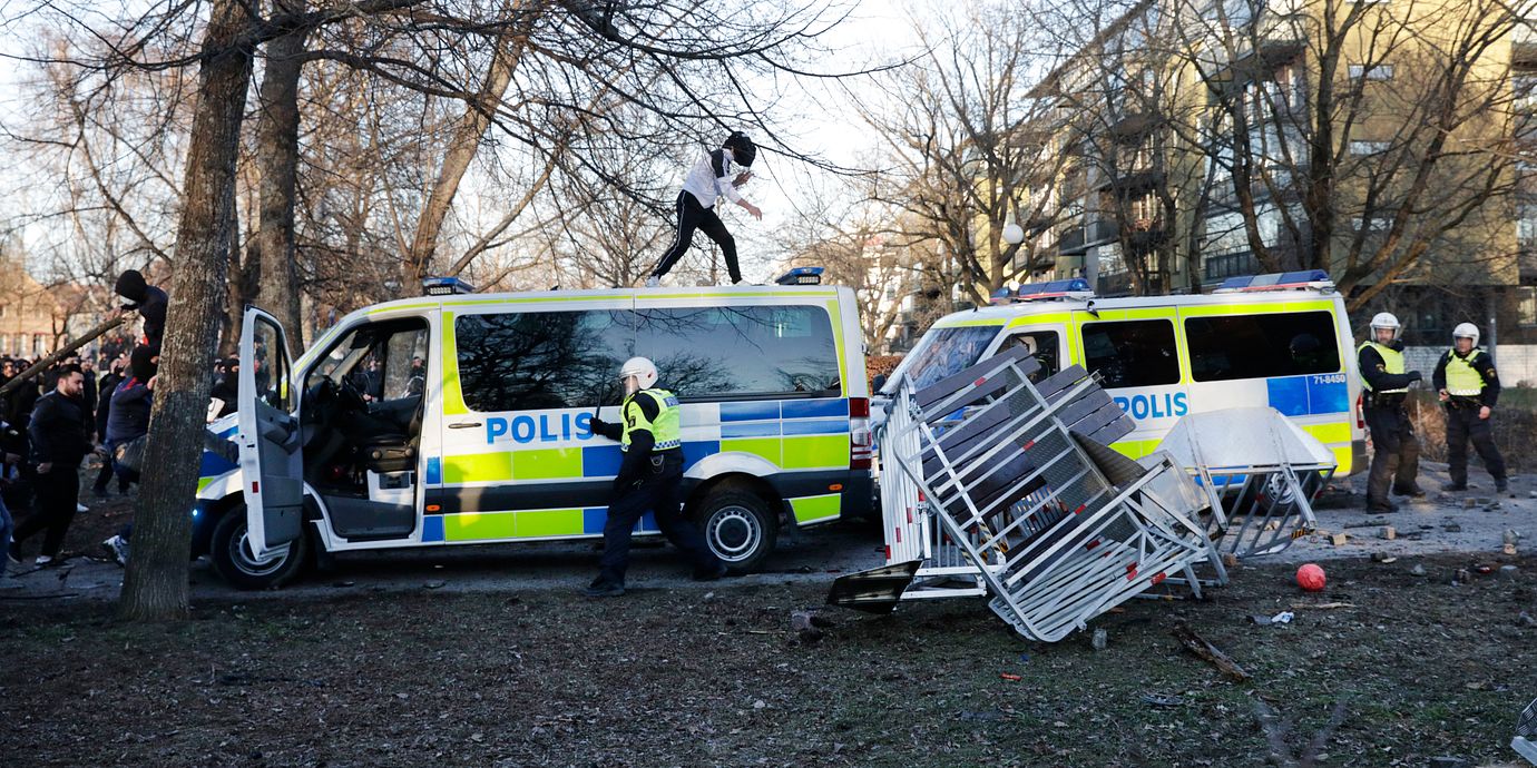 Polisen motar bort motdemonstranter i Sveaparken i Örebro påsken 2022.