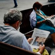 Invånare i Pamplona i norra Spanien läser dagstidningar om Juan Carlos i dag.