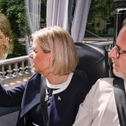 Socialdemokraternas ordförande Magdalena Andersson (S) med partikollegan Mikael Damberg .
