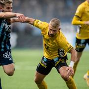 Djurgårdens Albion Ademi och Elfsborgs Simon Strand.