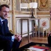 Emmanuel Macron med Samsungs strategichef Young Sohn.