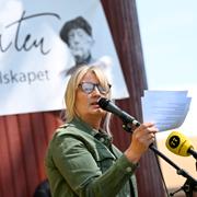 Författaren Karin Smirnoff presenteras som årets Piratenpristagare vid ett tillkännagivande vid Pumphuset i skånska Vollsjö.  