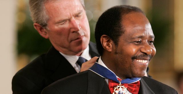 President George Bush och Paul Rusesabagina 2005/Arkivbild. LAWRENCE JACKSON / TT NYHETSBYRÅN