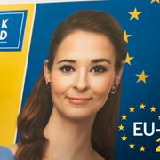 Kristdemokraternas Alice Teodorescu Måwe (KD) visar upp sin EU-valaffisch.