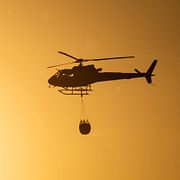 Helikopter vattenbombar en skogsbrand i Hyltebruk i maj 2025.