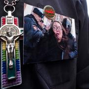 Demonstrant med foto på Jelena Grigorjeva