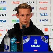 Frenkie de Jong och Ronald Koeman under en presskonferens i veckan. 