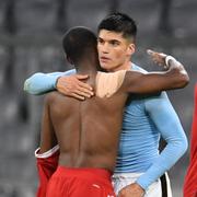 Lazio's Joaquin Correa kramar om Bayern Münchens David Alaba efter matchen.