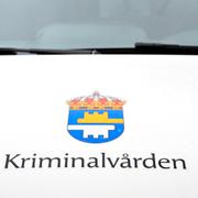 En bil med Kriminalvårdens logotyp/Illustrationsbild