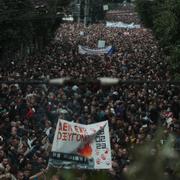 Tusentals personer protesterar i Aten.