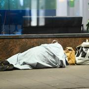 En person sovandes utomhus i centrala Stockholm.