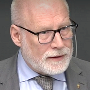 Stefan Attefall och villor. 