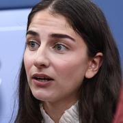 Klimat- och miljöminister Romina Pourmokhtari (L), intervjuas i samband med pressträffen i dag.