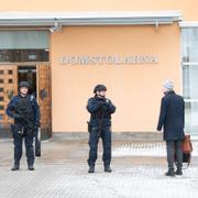 Poliser utanför tingsrätten i Norrköping i samband med rättegången.