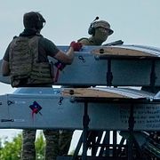 Ukrainska soldater laddar långdistansdrönare. Landets tidigare försvarsminister Mychajlo Fedorov sade år 2022 att autonoma drönare är ett ”logiskt och oundvikligt nästa steg”.