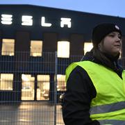 Arkivbild. Strejkvakt från IF Metall utanför Teslas Servicecenter i Segeltorp i Stockholm.