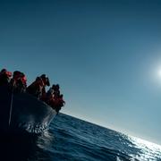 Migranter på en båt utanför Libyens kust. Arkivbild.