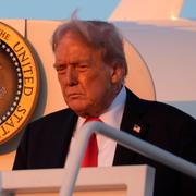 Donald Trump på Air Force One i natt.