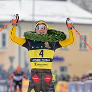 Emelie Fleten jublar när hon korsar mållinjen.