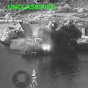 Den här bilden kommer från en video som har publicerats av USA:s militärkommando för Mellanöstern och påstås visa en drönarattack mot en iransk flottbas den 12 juli i år. Bilden har alltså ingen koppling till innehållet i artikeln.