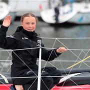 Greta Thunbeg vinkar när hon anländer till New York ombord på segelbåten Malizia II den 28 augusti 2019.