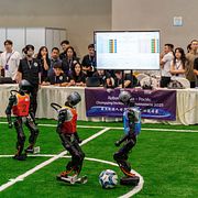 Humanoida robotar på en techmässa i Kina.