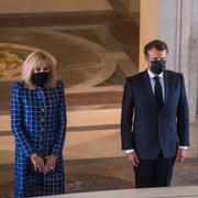 President Emmanuel Macron och hans fru Brigitte Macron står vid Napoleons grav under en ceremoni på onsdagen. 