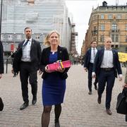 Magdalena Andersson på budgetpromenad, med Säpo i följe, med 2022:s budget.