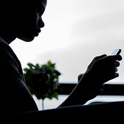 Illustrationsbild. Internetsurfande ungdom.