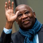 Laurent Gbagbo vinkar till sina anhängare.