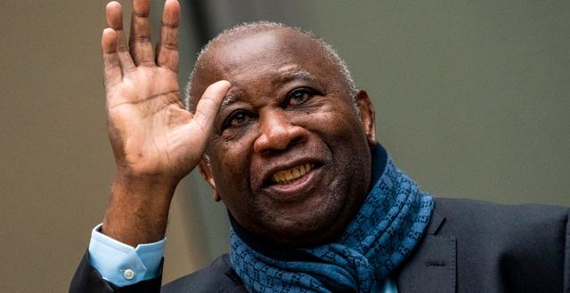 Laurent Gbagbo vinkar till sina anhängare. Jerry Lampen / TT NYHETSBYRÅN