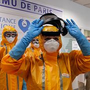 Ebola-vårdpersonal i Paris.