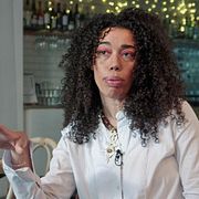 Skärmdump från Uppdrag Granskning i Sveriges Television. Jennifer berättar om rasistattacken mot hennes son.