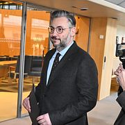 Centerpartiets partiledare Muharrem Demirok i riksdagen i februari 2025, på väg att meddela sin avgång.