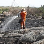 Eftersläckningsarbete dagen efter branden på Björkö, i Göteborgs skärgård.