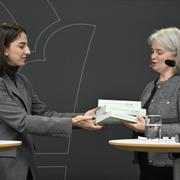 Klimat- och miljöminister Romina Pourmokhtari (L) tar emot Miljötillståndsutredningens betänkande. Medverkar gör även den särskilda utredaren Camilla Adolfsson.