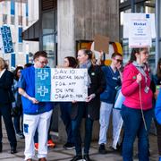 Vårdförbundet, utanför Karolinska sjukhuset (KS) i Huddinge i april.