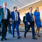 Ulf Kristersson (M), Jimmie Åkesson (SD), Ebba Busch (KD) och Johan Pehrson (L) på väg till gemensam pressträff.