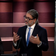 Ali Mirazimi (till höger) i SVT:s sändning. 