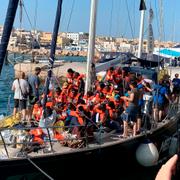 Migrantbåten går i land i Lampedusa.