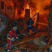 Brandmän släcker bränder efter en omfattande attack på Kharkiv tidigare denna månad.