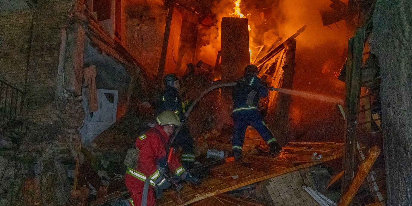 Brandmän släcker bränder efter en omfattande attack på Kharkiv tidigare denna månad.