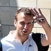 Macron på väg till tennismatch under lördagen.